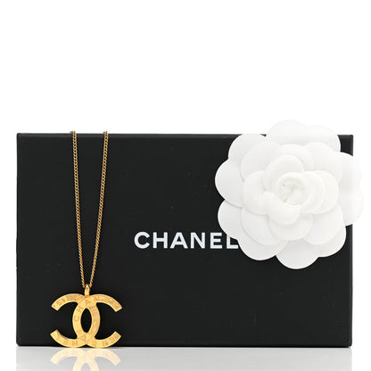 Chanel Metal CC Paris Button Necklace Gold 6 of 6