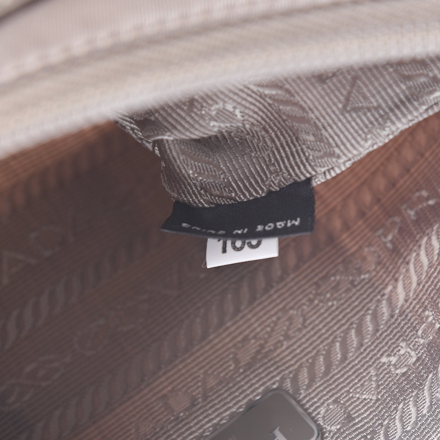 Tessuto Nylon Saffiano Wristlet Argilla