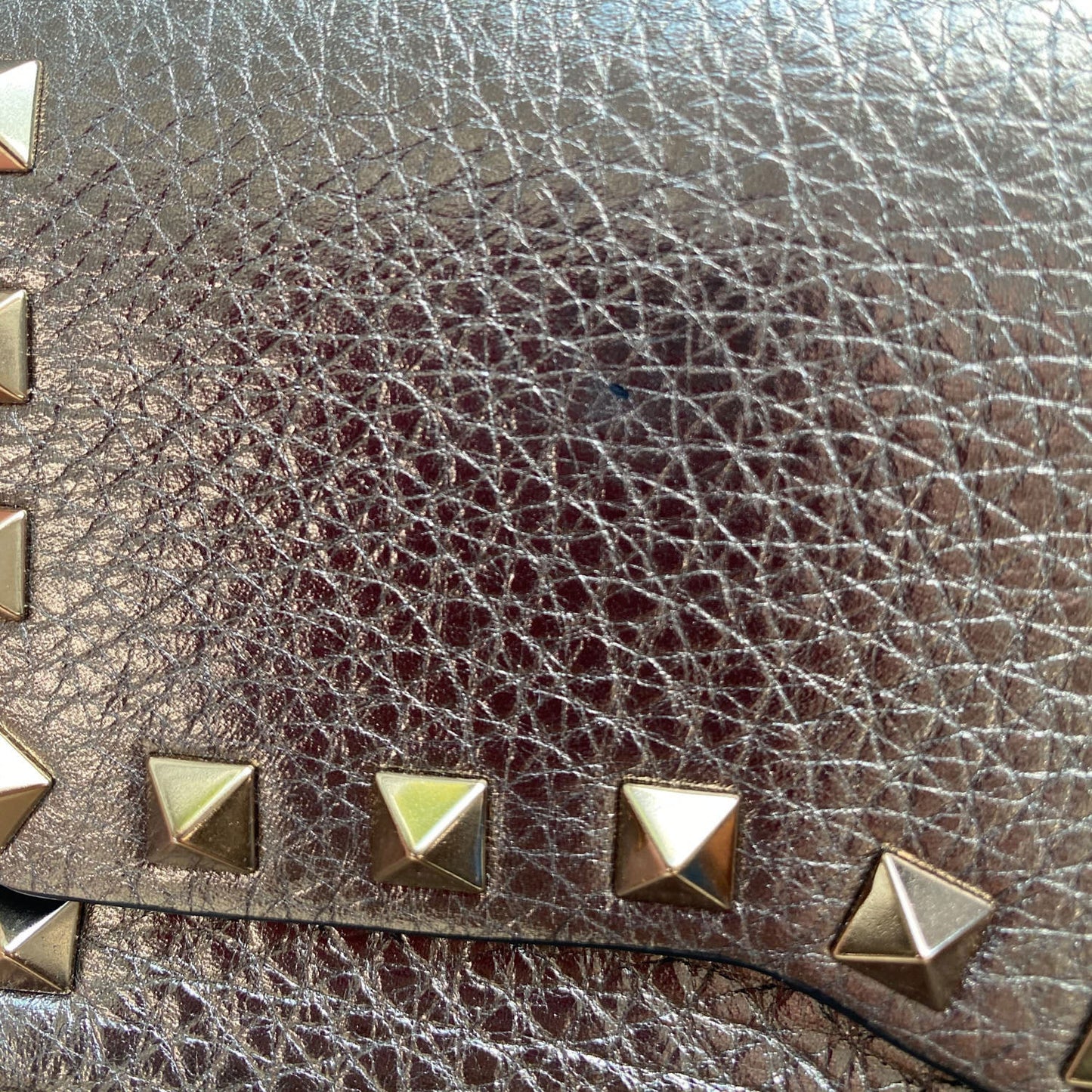 Metallic Pebbled Calfskin Medium Rockstud Flip Lock Crossbody Bag Sasso