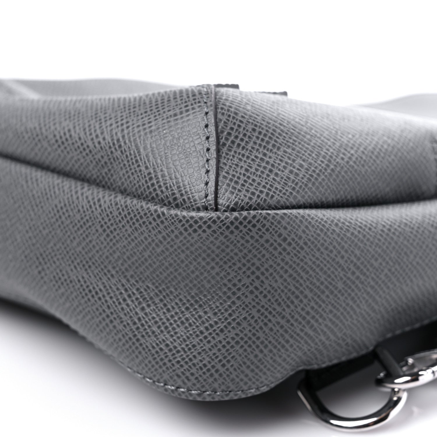 Louis Vuitton Taiga Avenue Sling Bag Gris 7 of 7