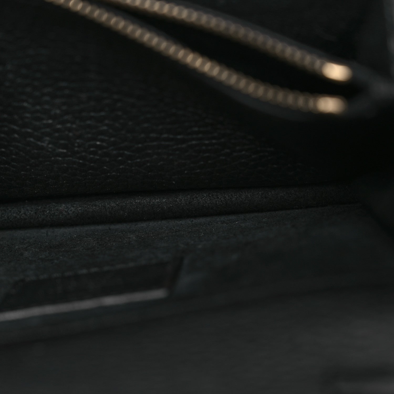Valentino Garavani Pebbled Calfskin Rockstud Wallet On Chain Black 8 of 20