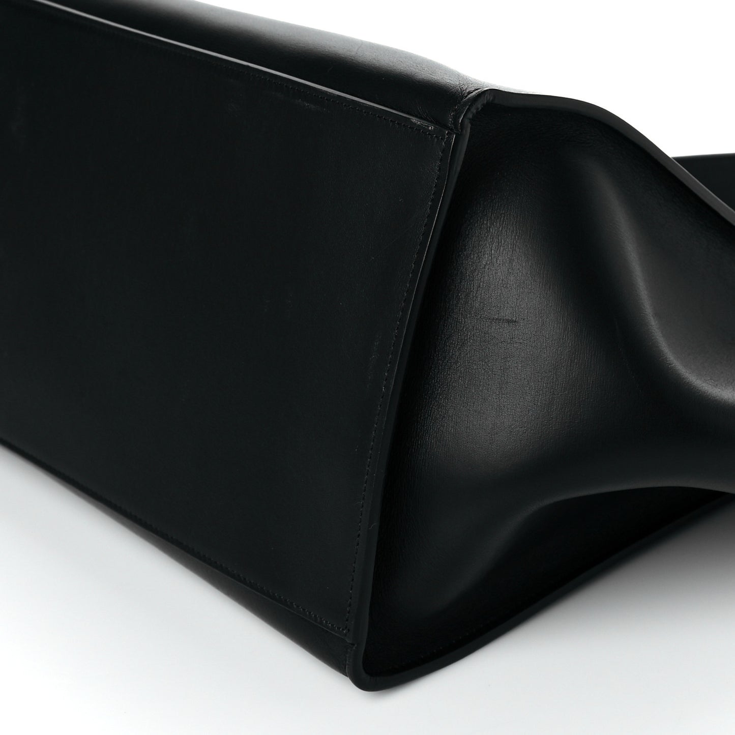 Smooth Calfskin Medium Trapeze Black