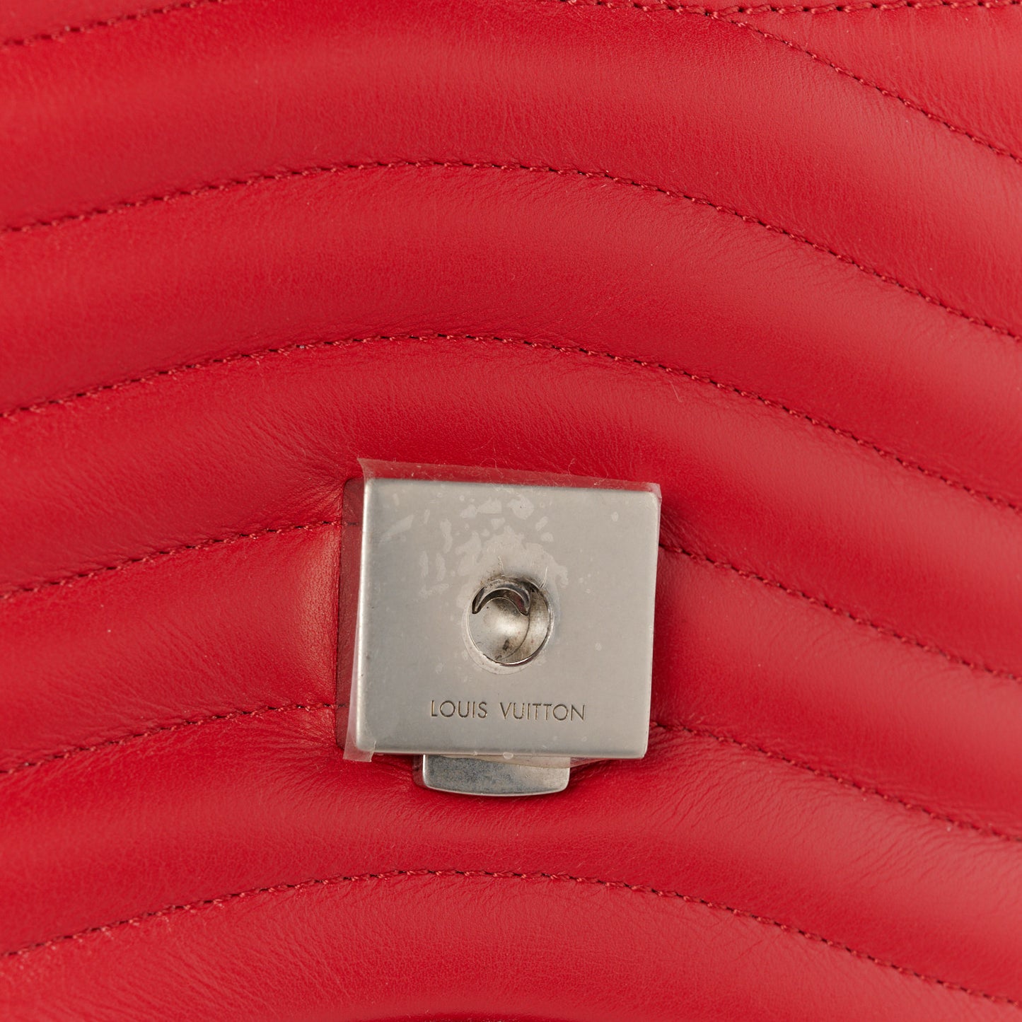 Calfskin New Wave Chain MM Ecarlate