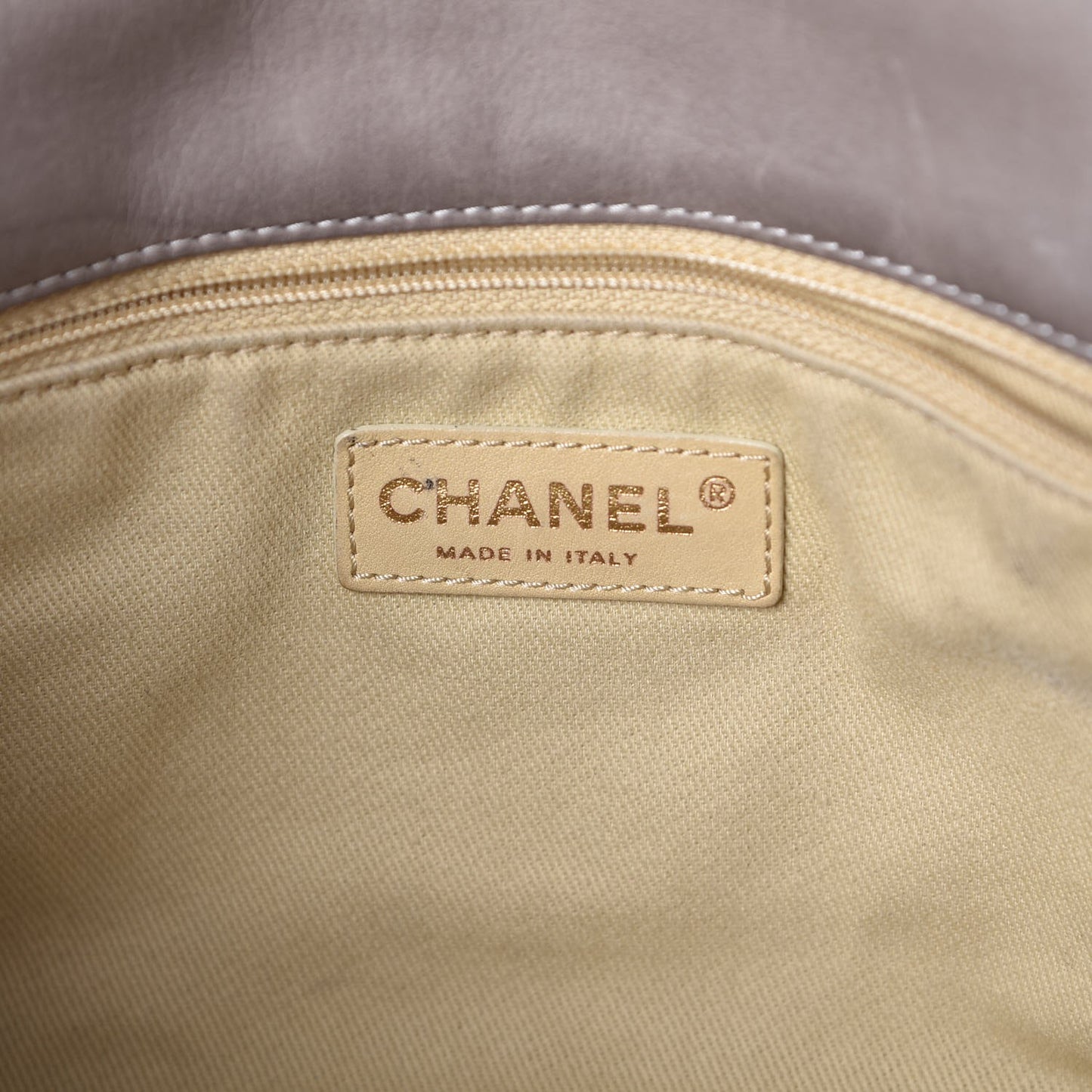 Iridescent Calfskin Large Chic Quilt Flap Grey