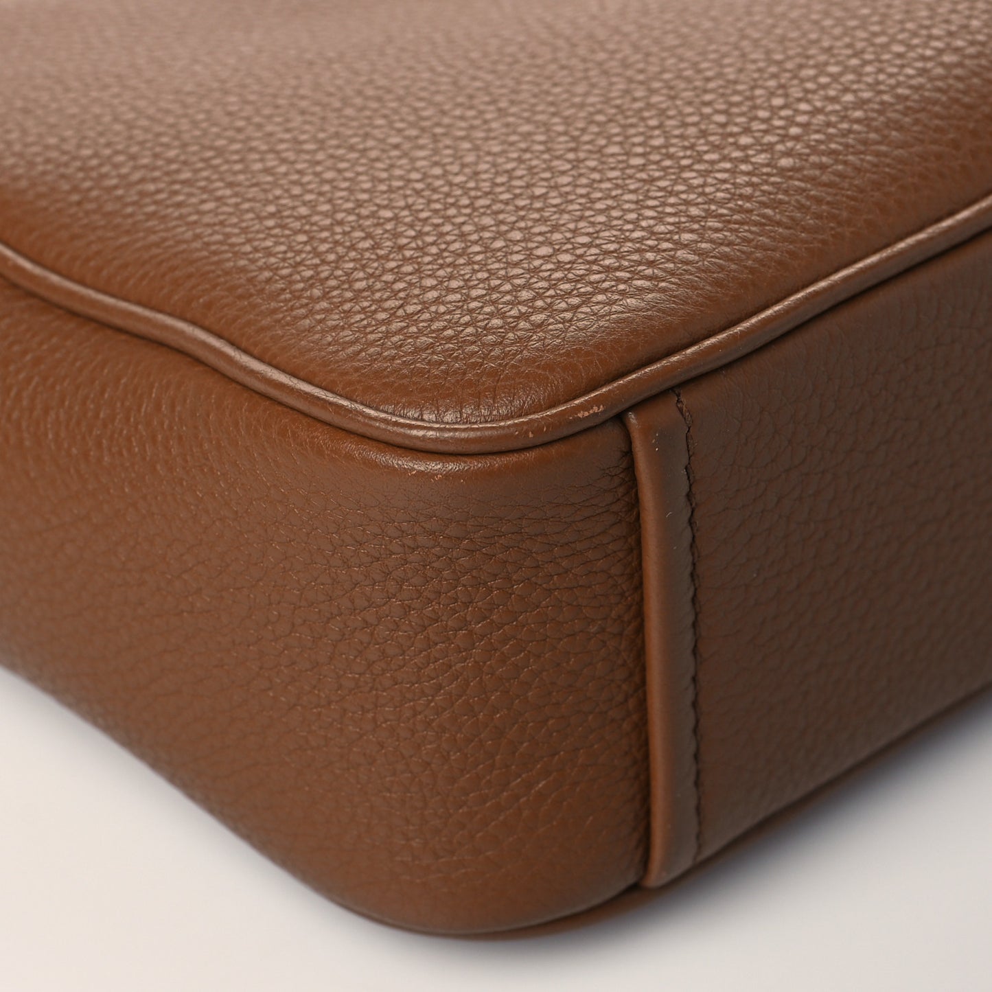 Vitello Daino Camera Crossbody Cannella