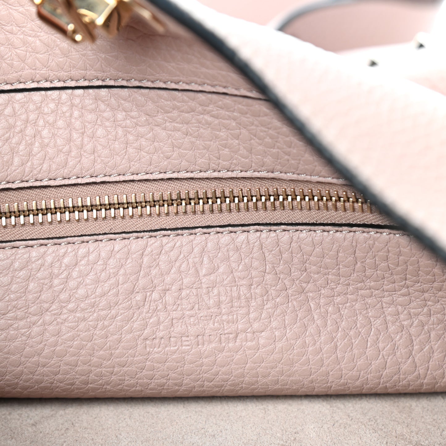 Pebbled Calfskin Small Rockstud Flip-Lock Messenger Bag Poudre