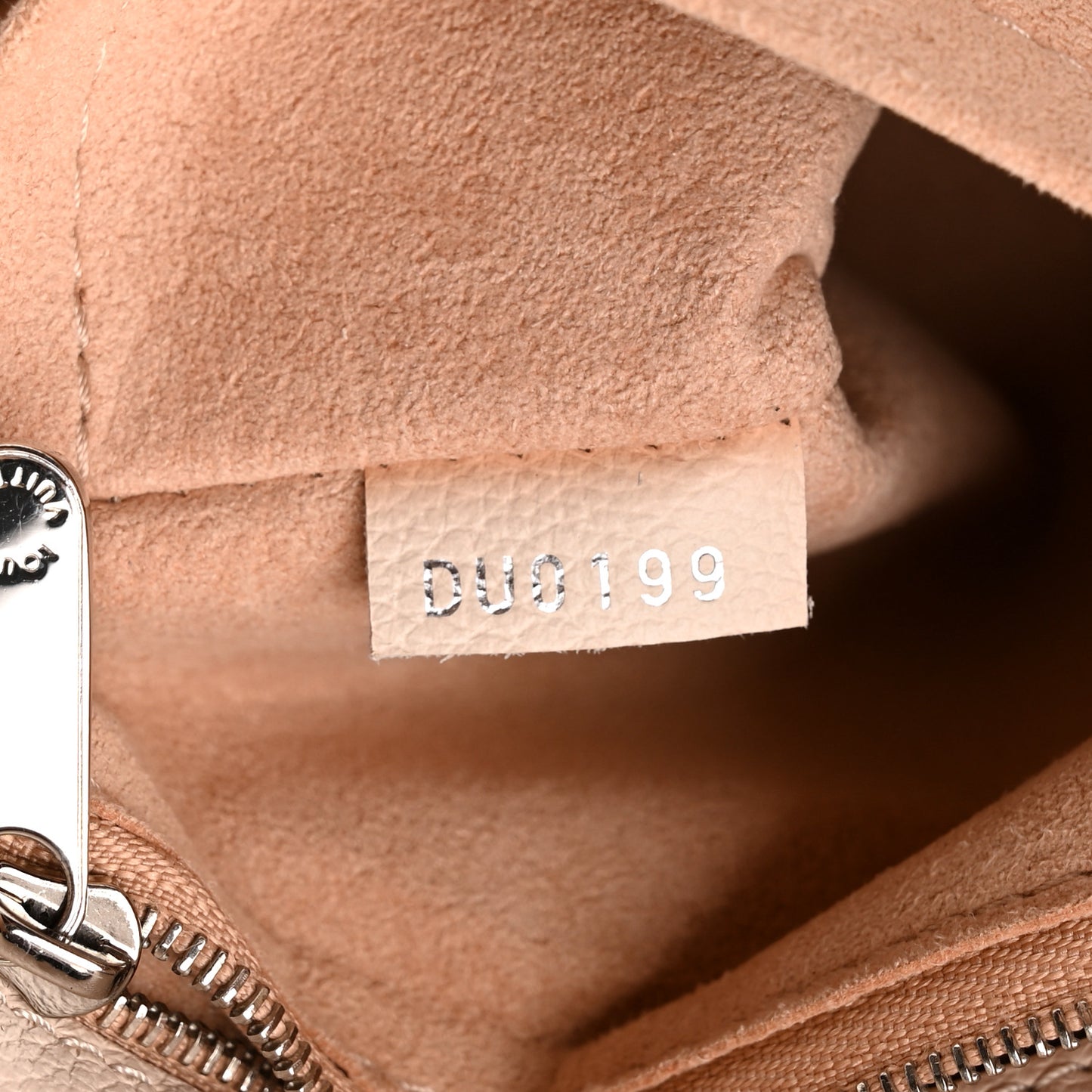 Calfskin Lockme Bucket Soie Quartz Calla