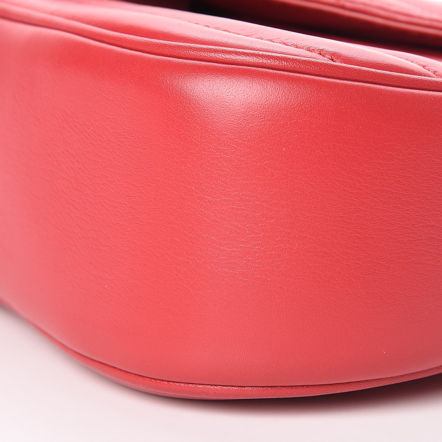 Calfskin New Wave Chain MM Ecarlate