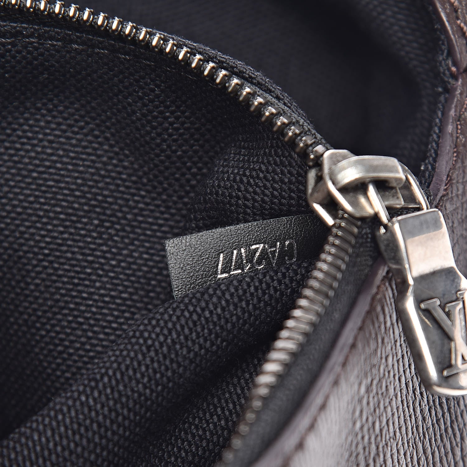 Louis Vuitton Utah Canyon Messenger MM Marron 7 of 10