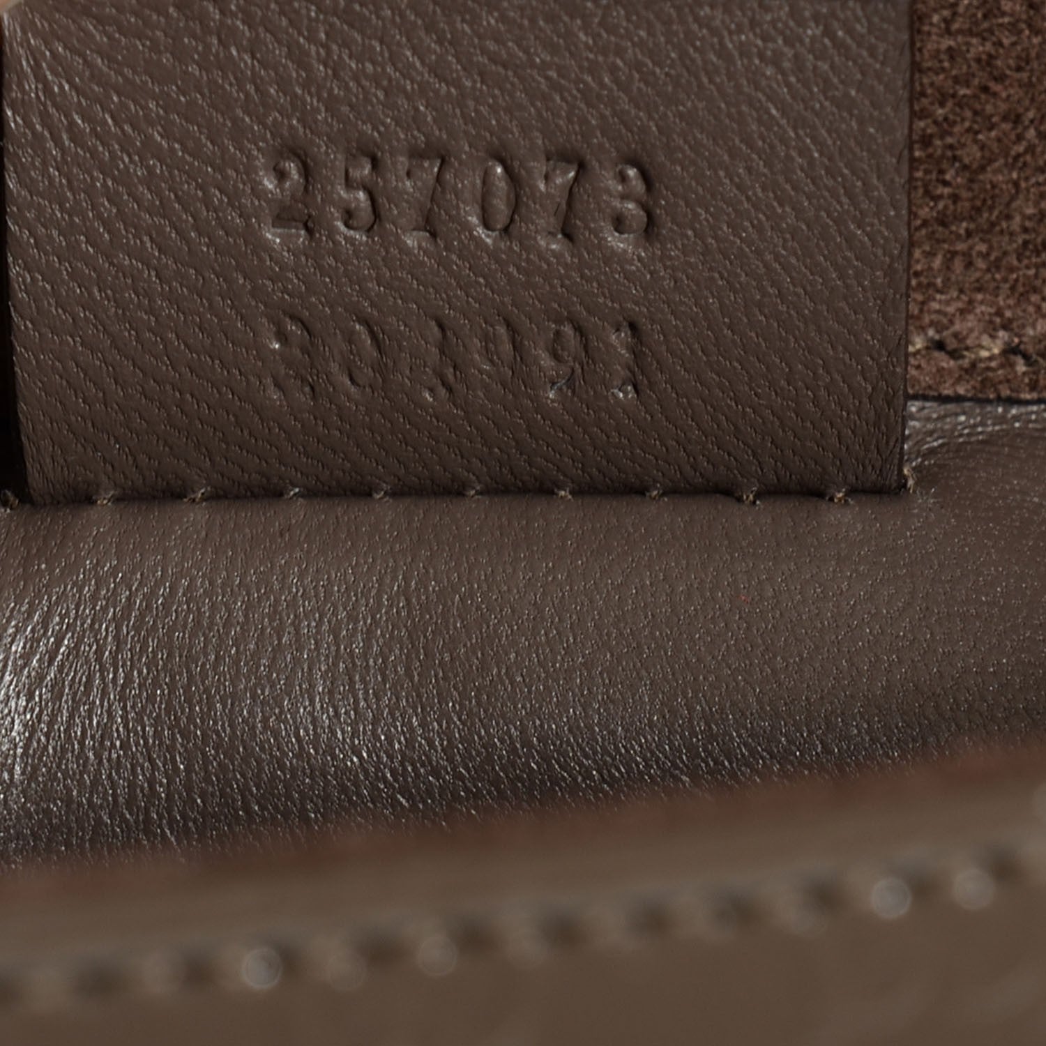 Gucci Patent Microguccissima Small Broadway Clutch Grey Field 8 of 8