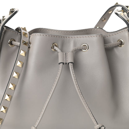 Valentino Garavani Vitello Rockstud Bucket Bag Perla 7 of 9