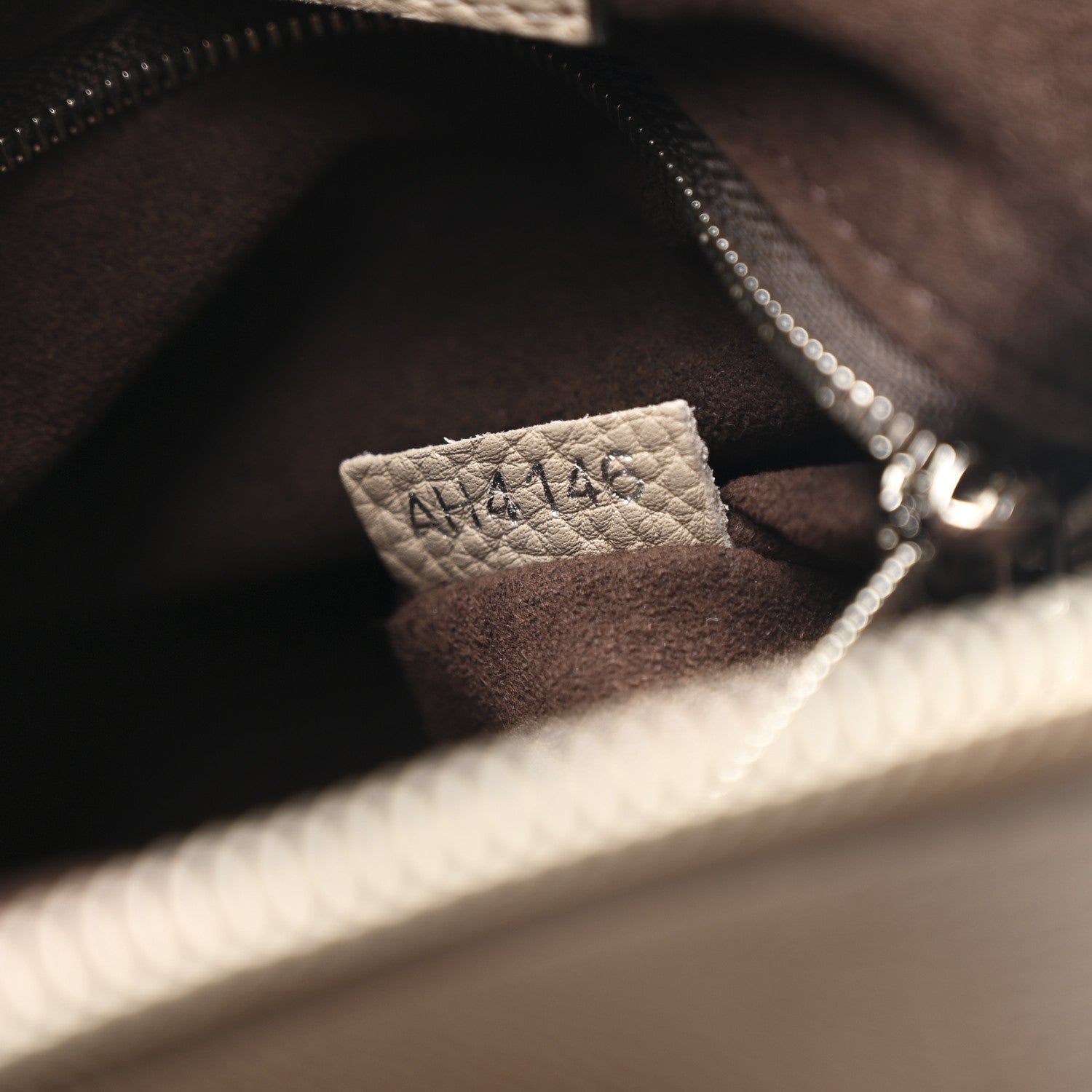 Louis Vuitton Mahina Babylone Chain BB Galet 7 of 10