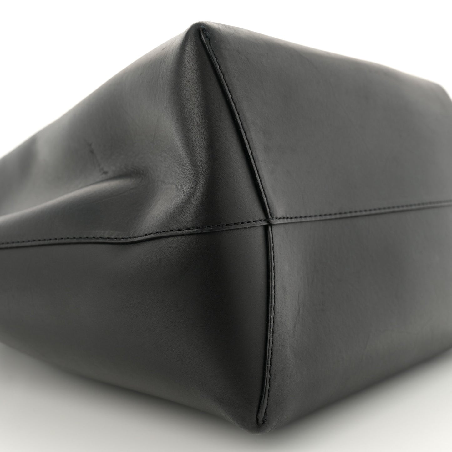 Vegetable Tanned Calfskin Bucket Bag Black Flamma