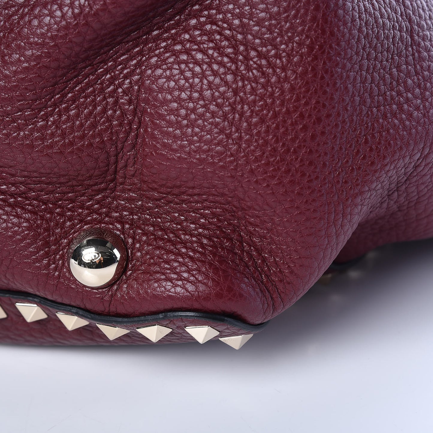 Pebbled Calfskin Medium Rockstud Tote Cremisi