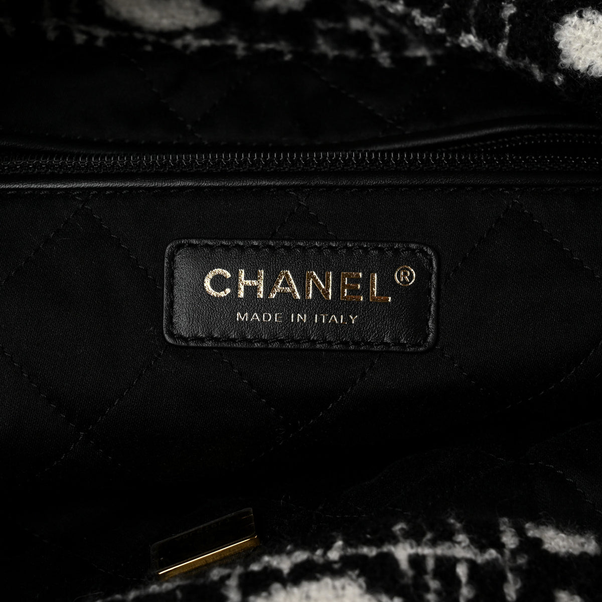 Cashmere Quilted Camellia Chanel 22 Black White