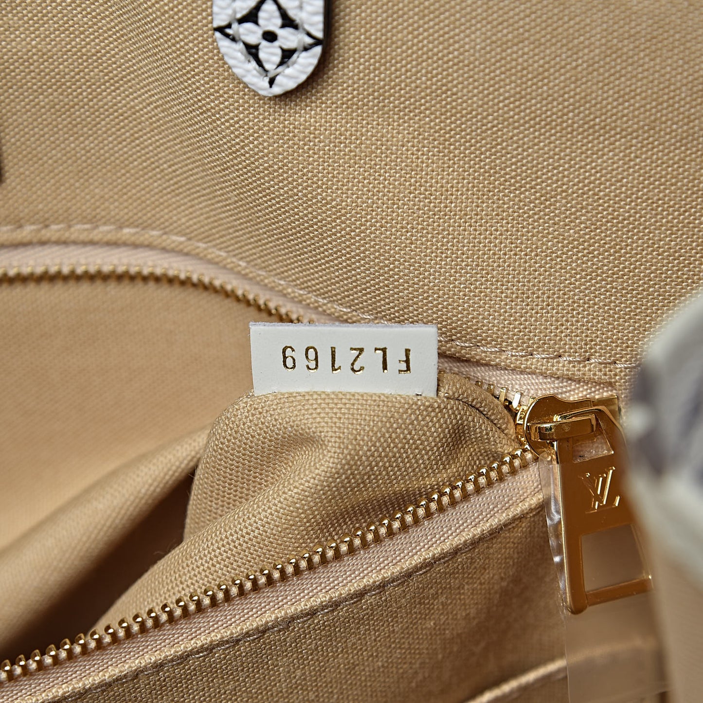 Monogram Giant Onthego GM Kaki Beige