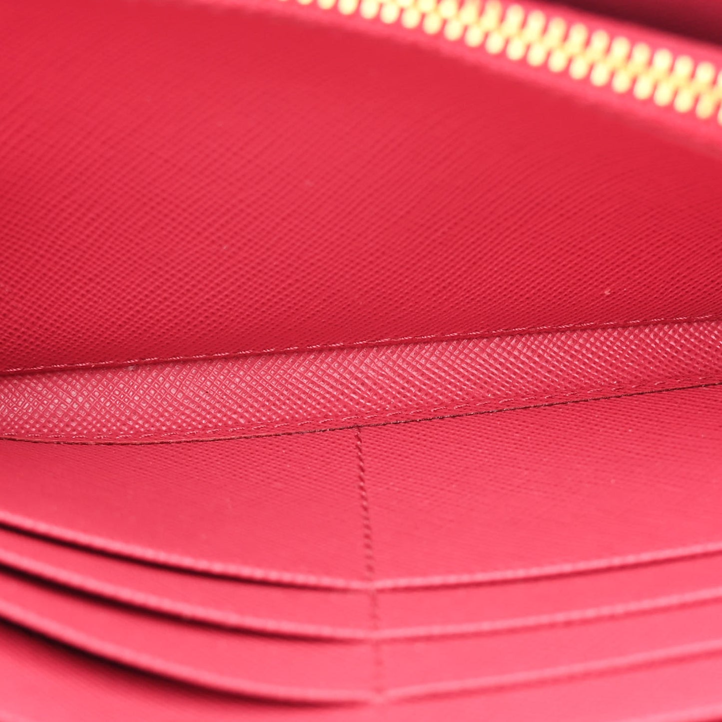 Saffiano Metal Oro Chain Wallet Peonia