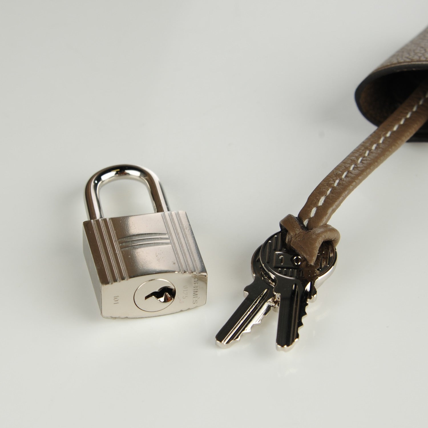 Hermes Taurillon Clemence Victoria II Travel 43 Etoupe 8 of 11