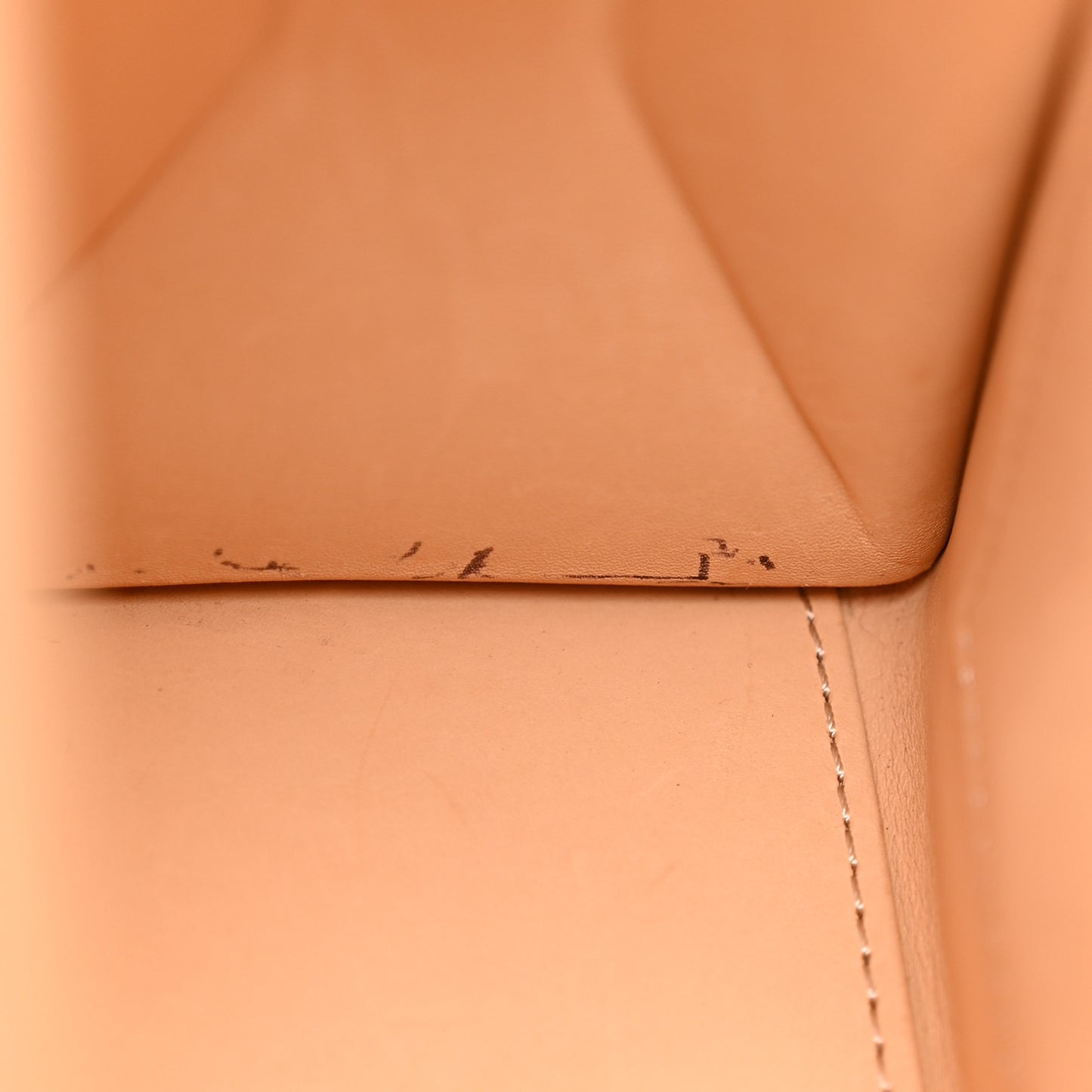 Crispy Calfskin MM Tempete Satchel Tourterelle