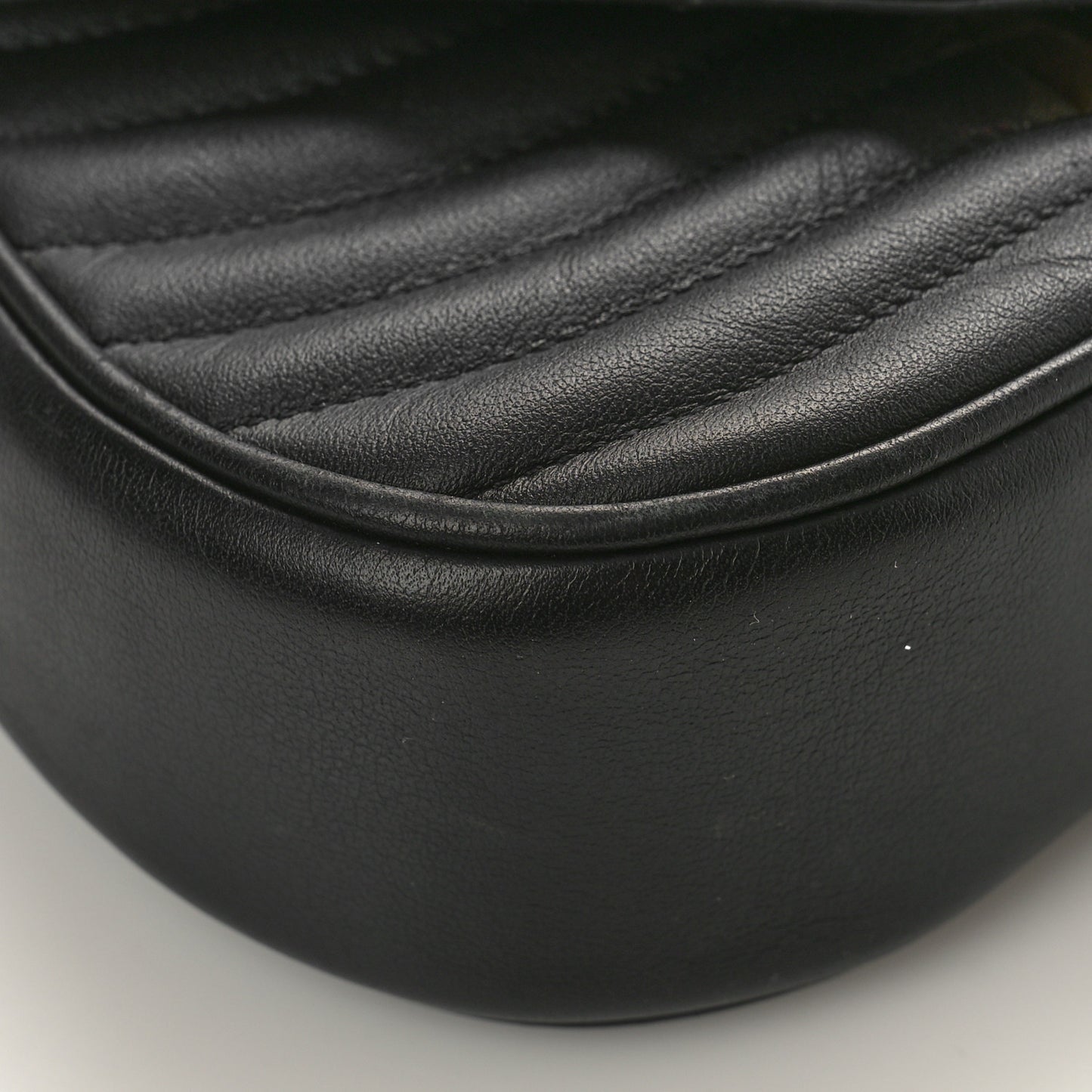 Calfskin New Wave Chain MM Black