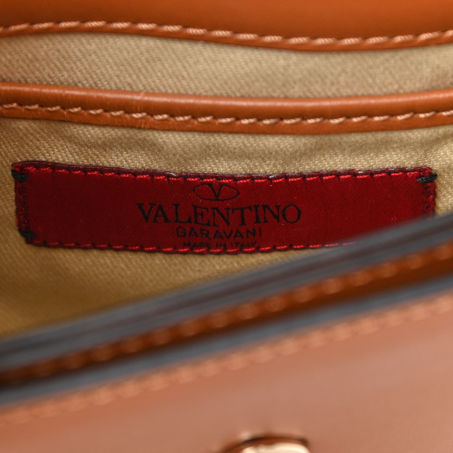 Vitello Rockstud Flap Crossbody Bag Light Cuir