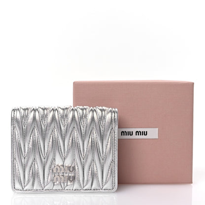 Miu Miu Metallic Nappa Matelasse Bi-Fold Compact Wallet Argento 9 of 9