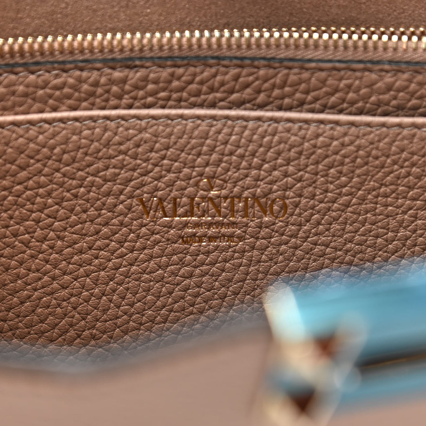 Vitello Rockstud Clutch Poudre