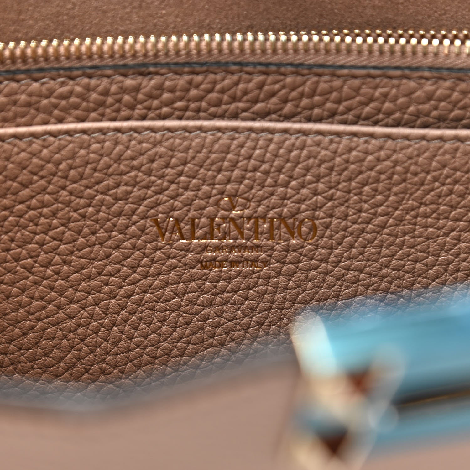 Valentino Garavani Vitello Rockstud Clutch Poudre 6 of 7