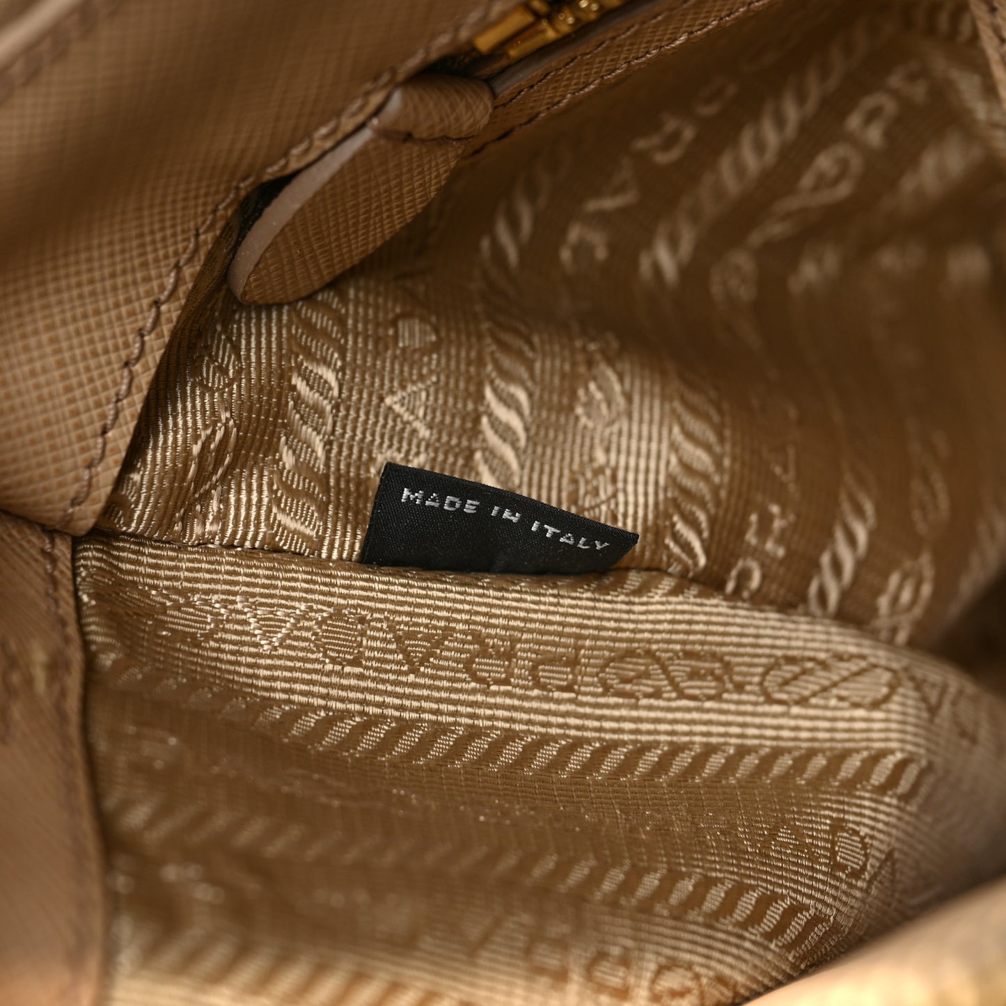 Saffiano Medium Galleria Double Zip Tote Sabbia