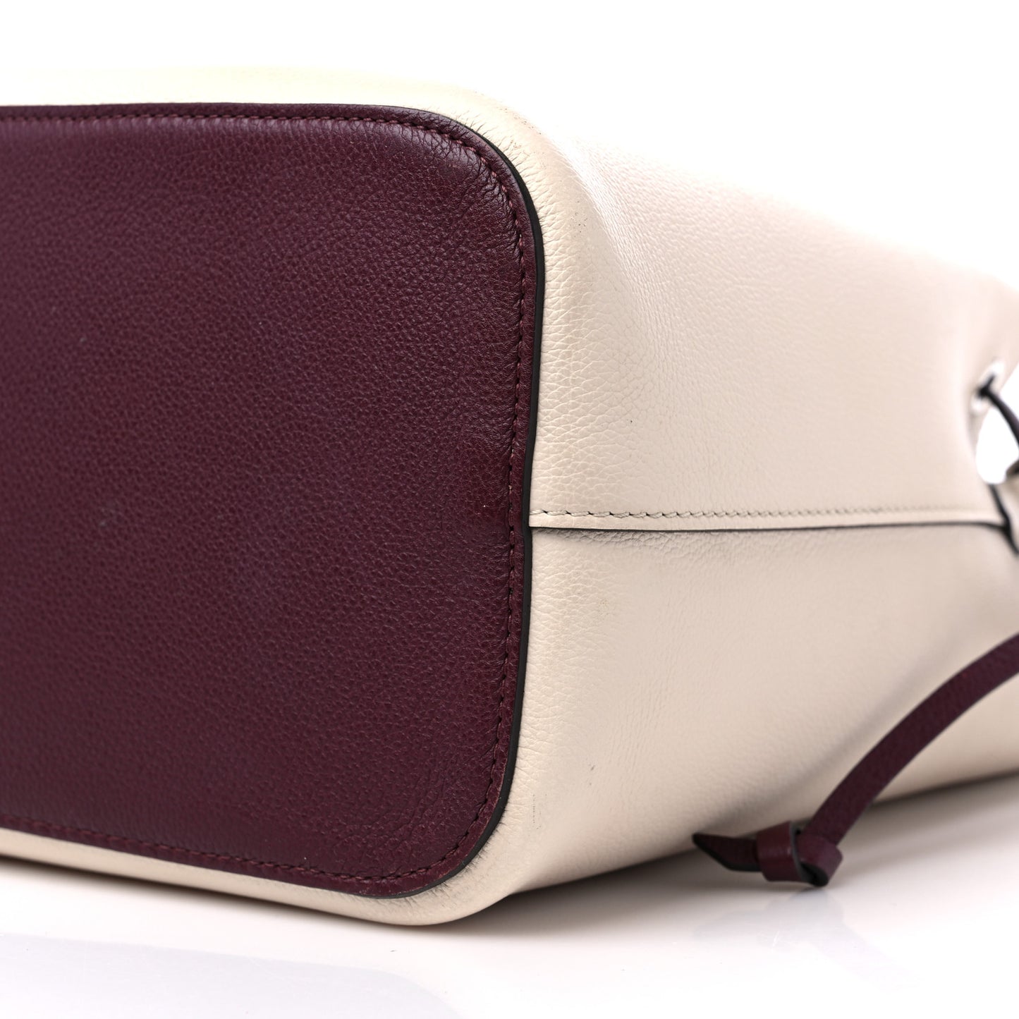 Calfskin Lockme Bucket Soie Quartz Calla