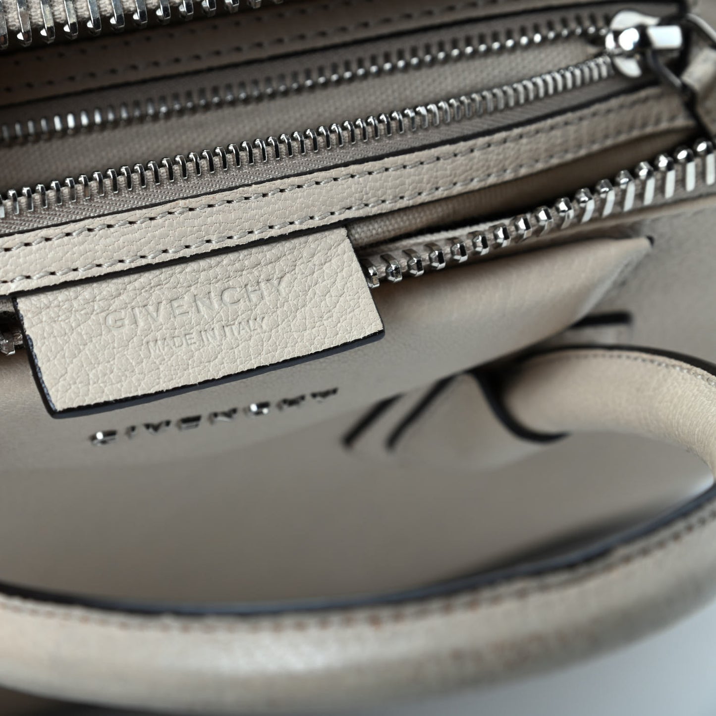 Sugar Goatskin Medium Antigona Buff