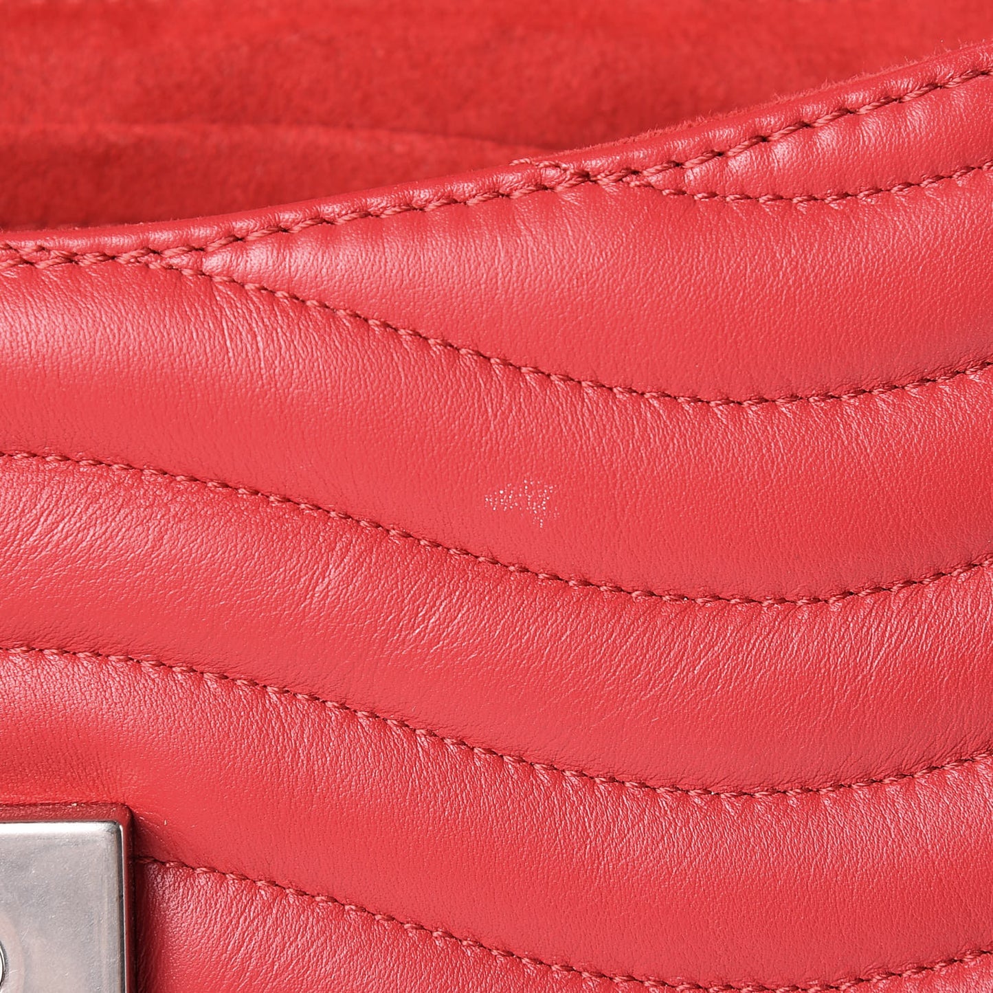 Calfskin New Wave Chain MM Ecarlate