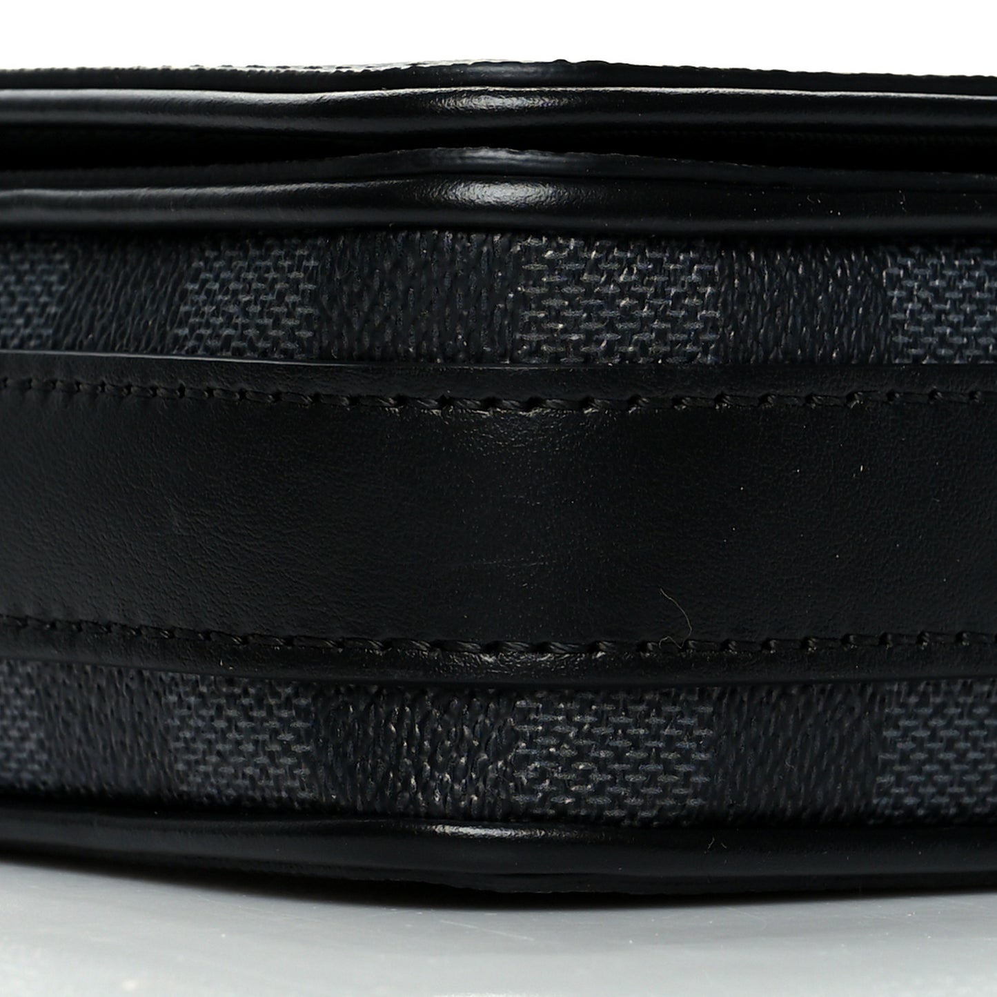 Damier Graphite 3D Studio Messenger