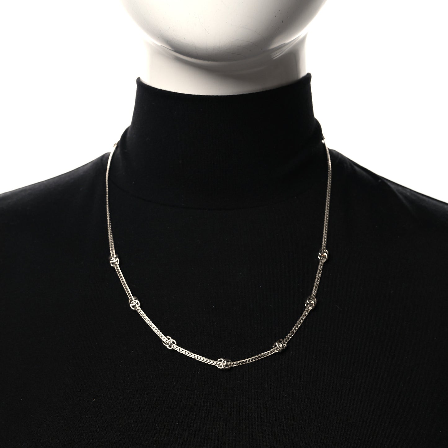 Metal CC Short Chain Necklace Silver