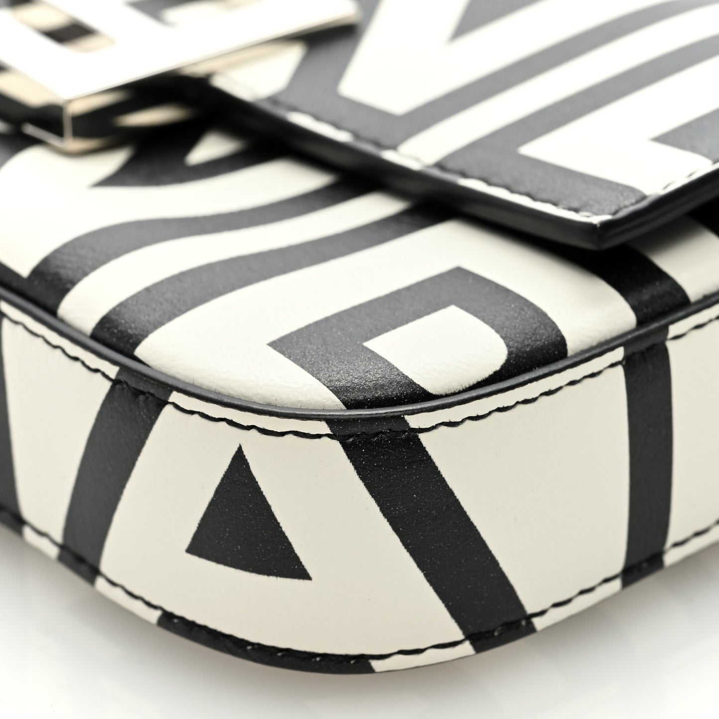 X MARC JACOBS Nappa Vitello King Logo Print Phone Baguette White Black
