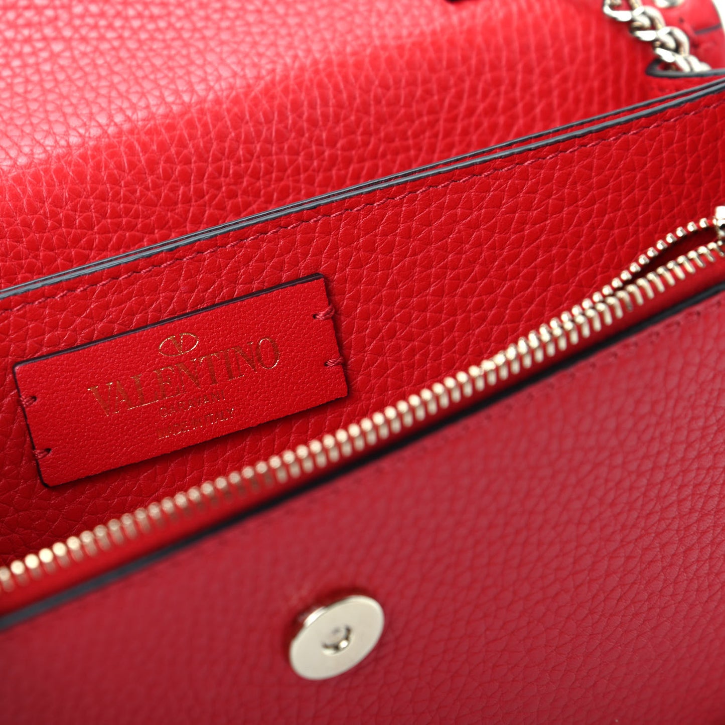 Pebbled Calfskin Rockstud Flap Wallet On Chain Rouge Pur
