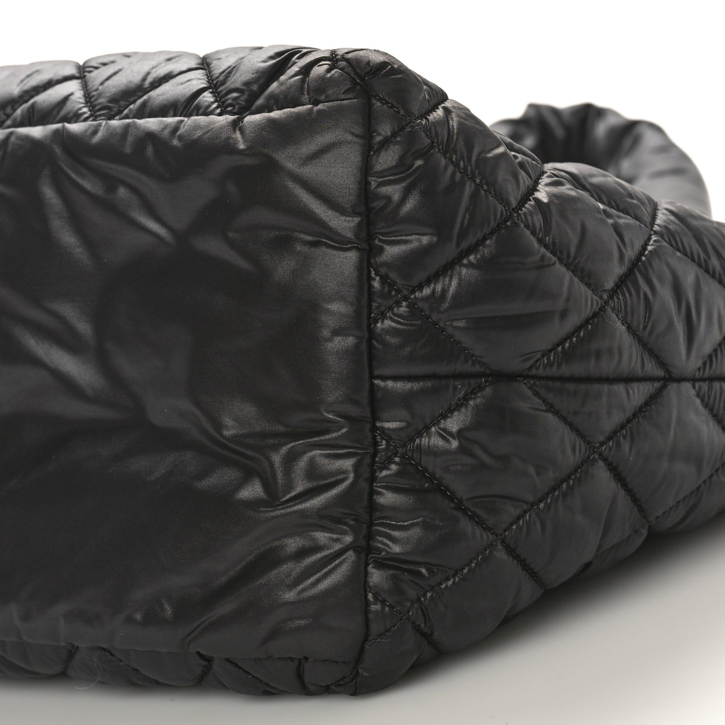 Nylon Quilted Coco Cocoon Medium Reversible Tote Black Red