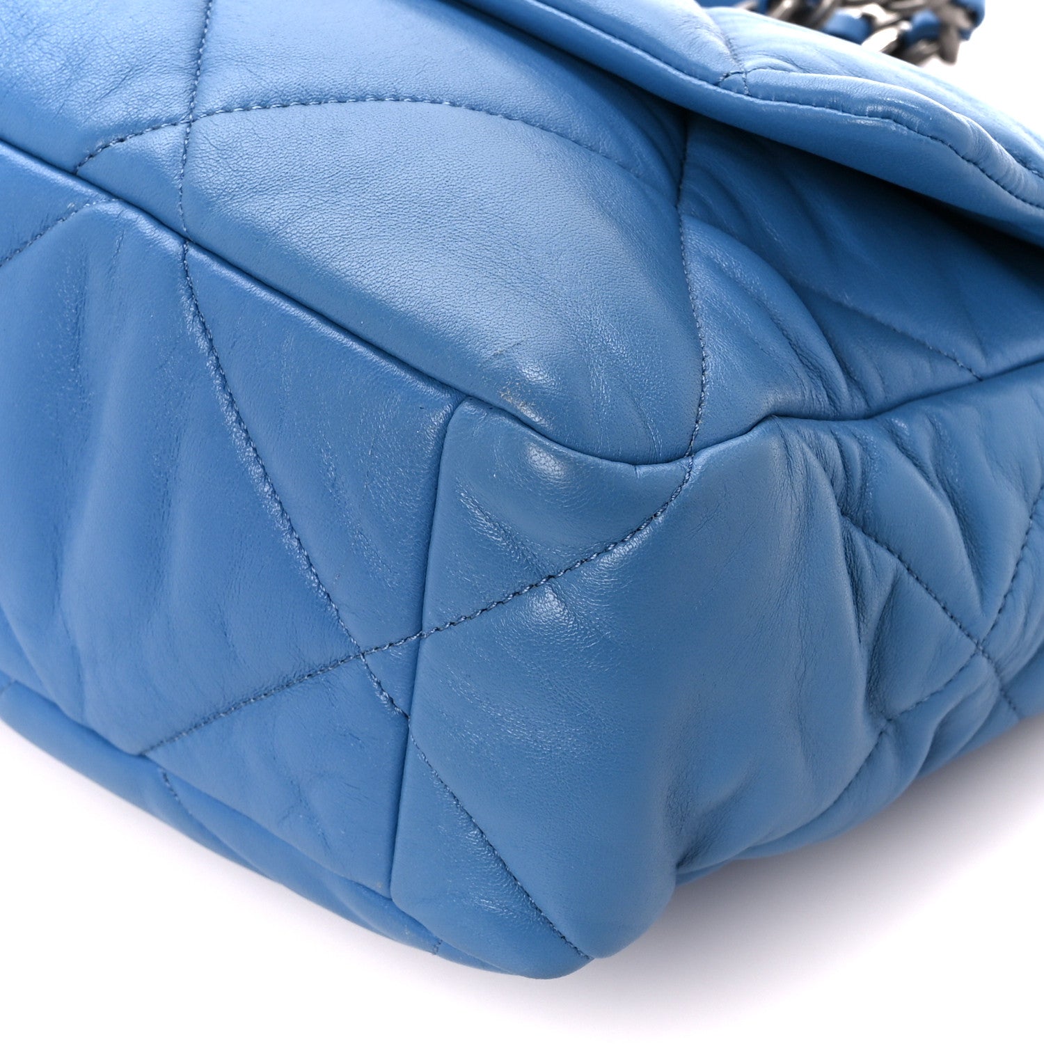 CHANEL ブルーキルティングバッグ Chanel Lambskin Quilted Large Chanel 19 Flap Blue 1450992