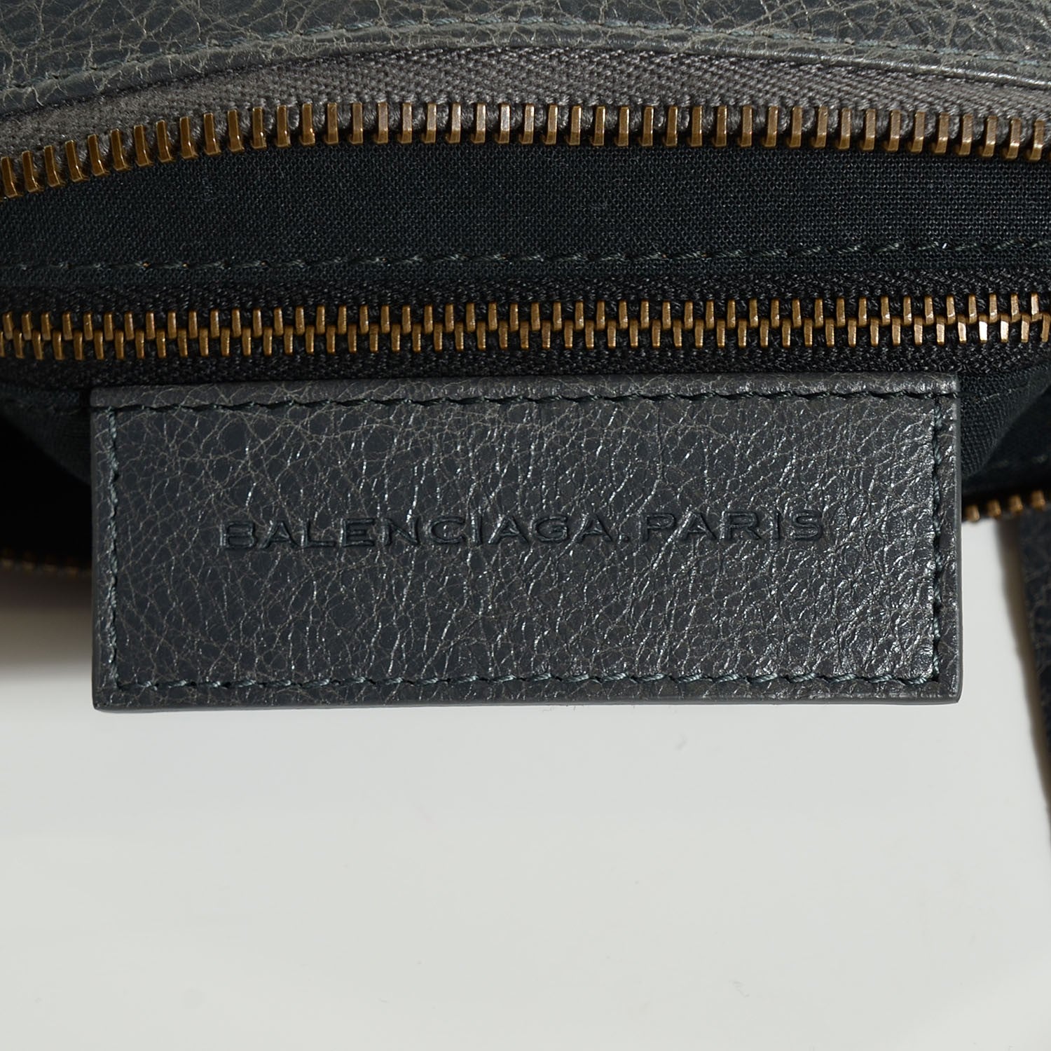Balenciaga Agneau Classic Hardware Flat Crossbody Gris Tarmac 18 of 26