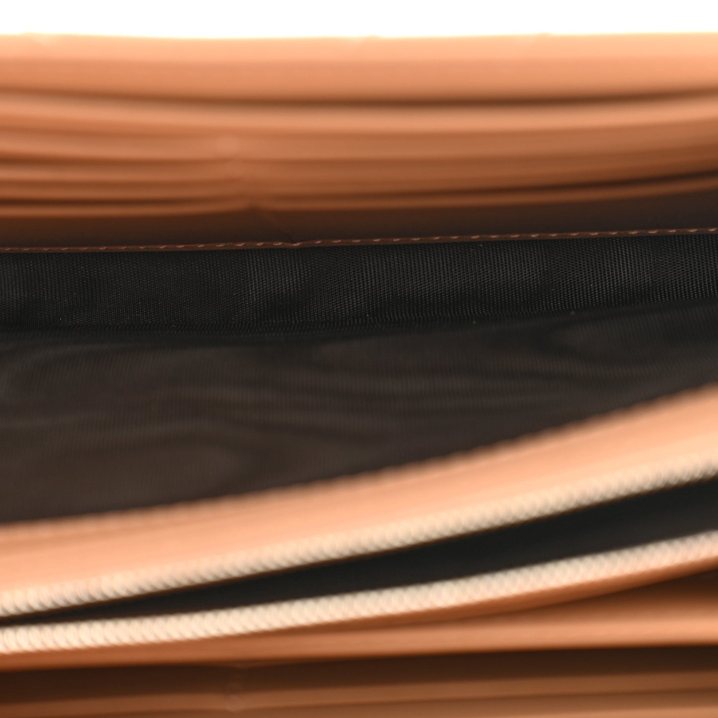 Calfskin Matelasse Monochrome GG Marmont Chain Wallet Camelia