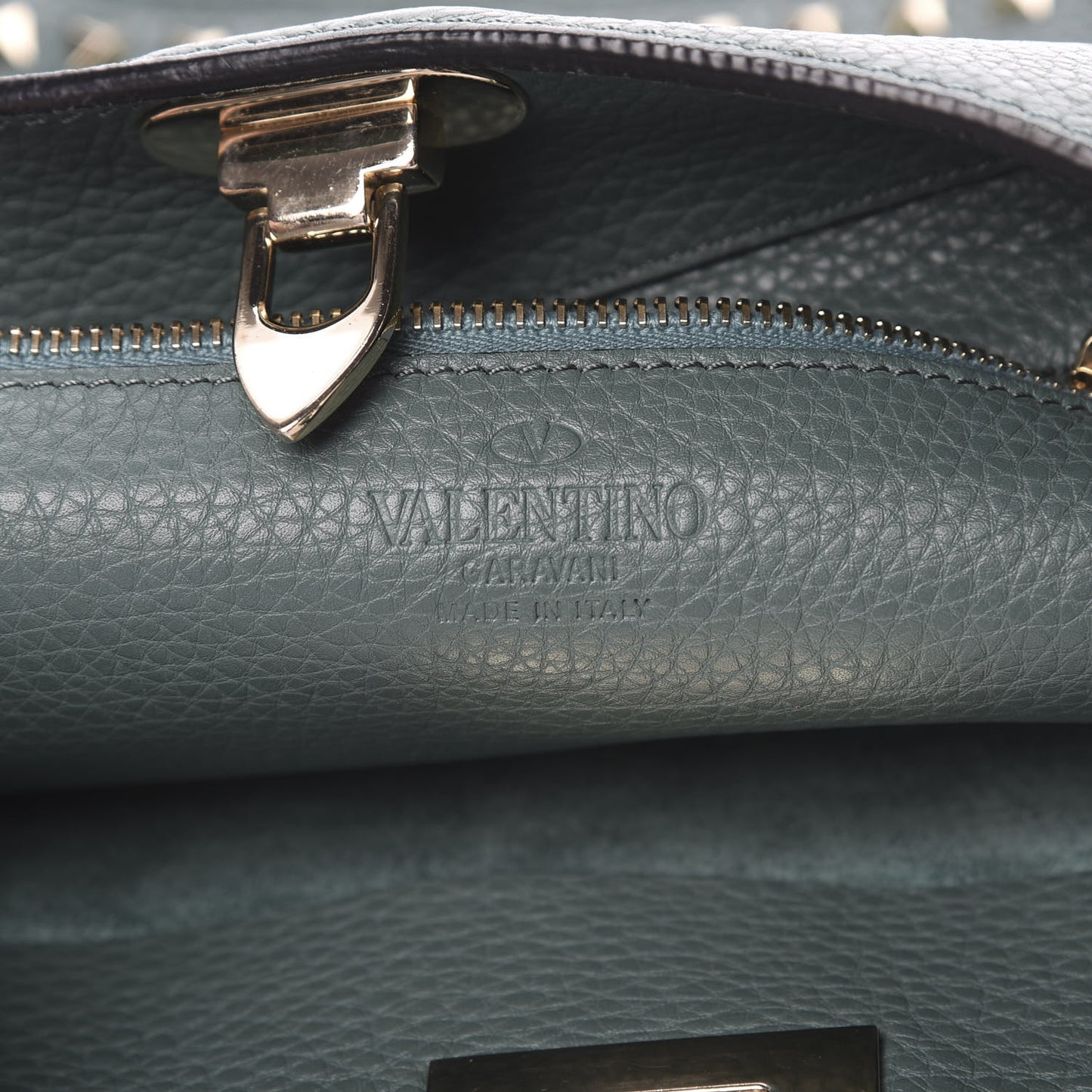 Pebbled Calfskin Small Rockstud Flip-Lock Messenger Bag Giada