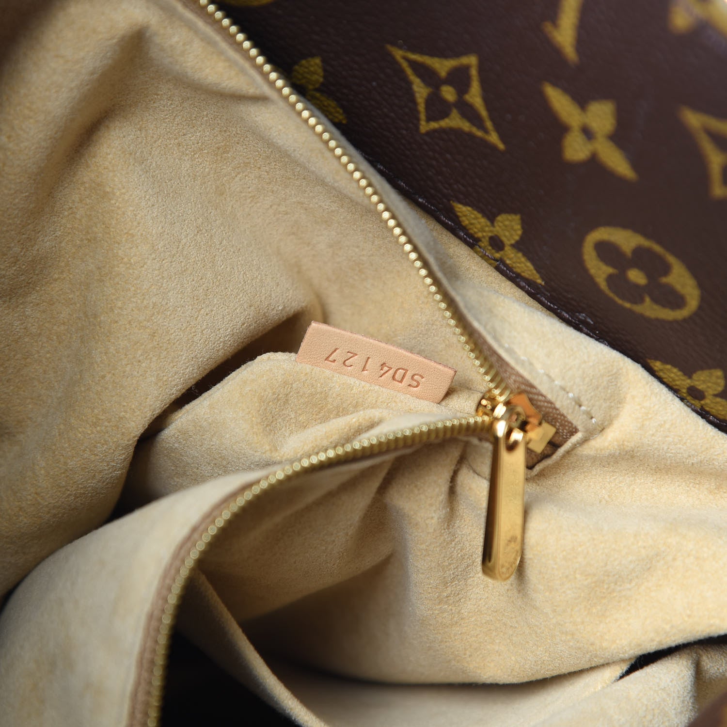 Louis Vuitton Monogram Artsy MM 8 of 17
