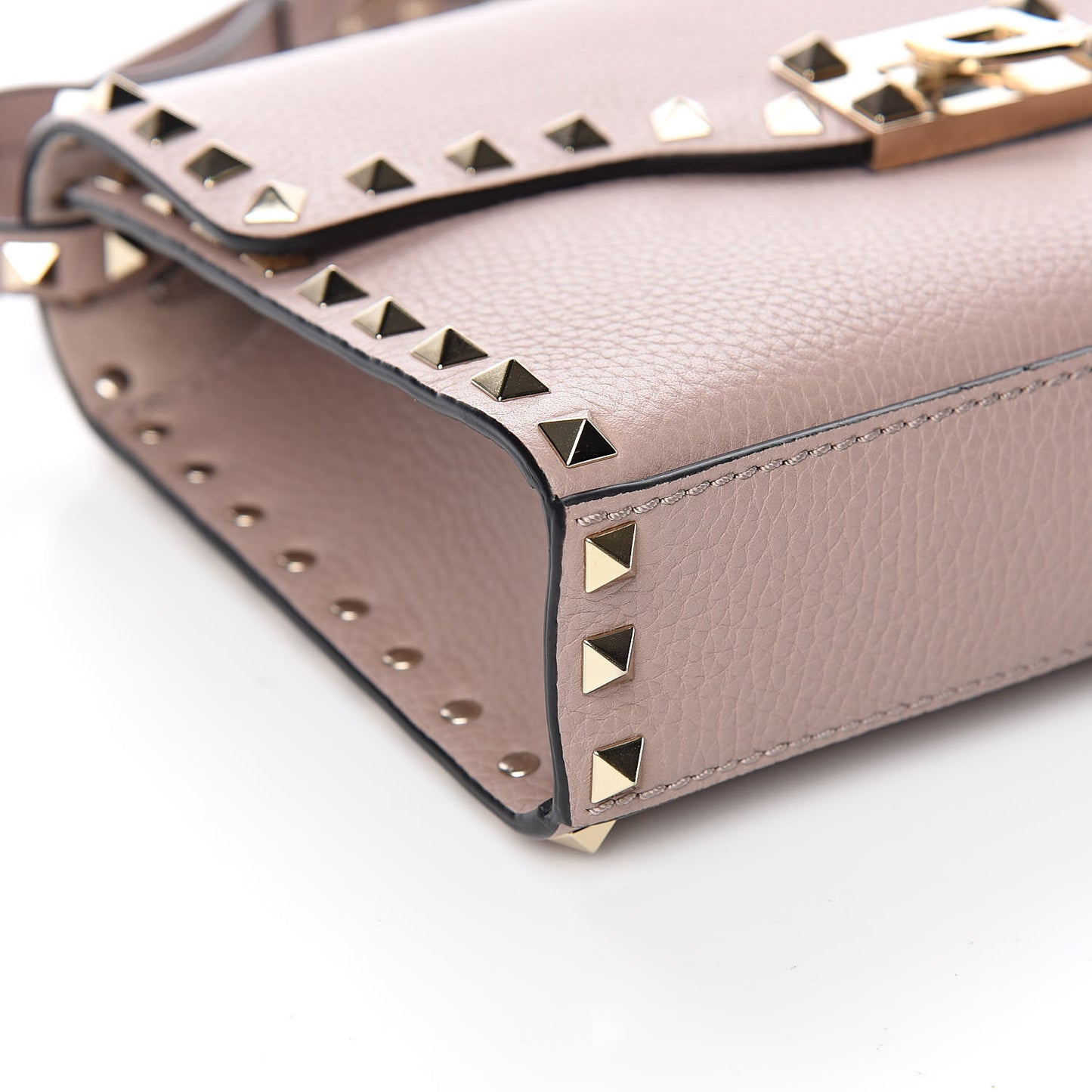 Pebbled Calfskin Medium Rockstud Flip Lock Crossbody Bag Poudre