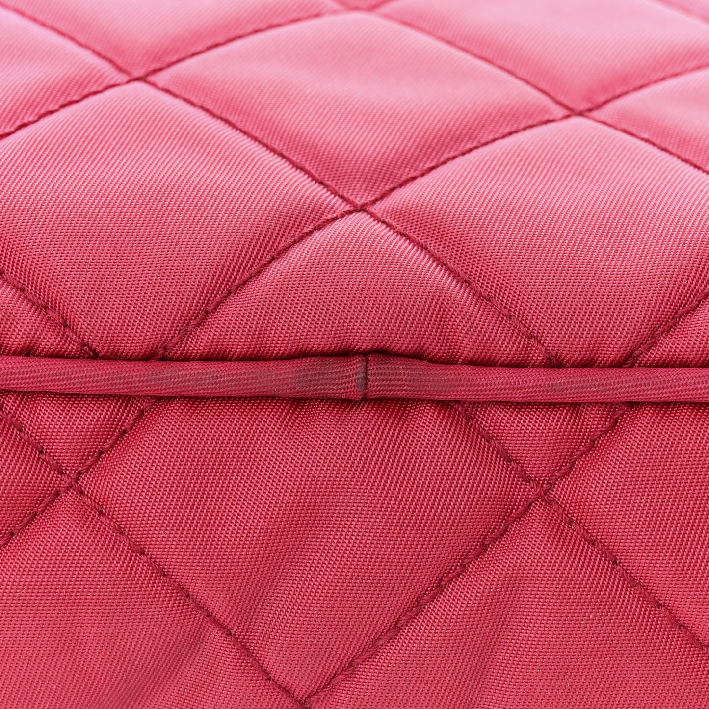 Nylon Tessuto Impuntu Quilted Chain Crossbody Ibisco