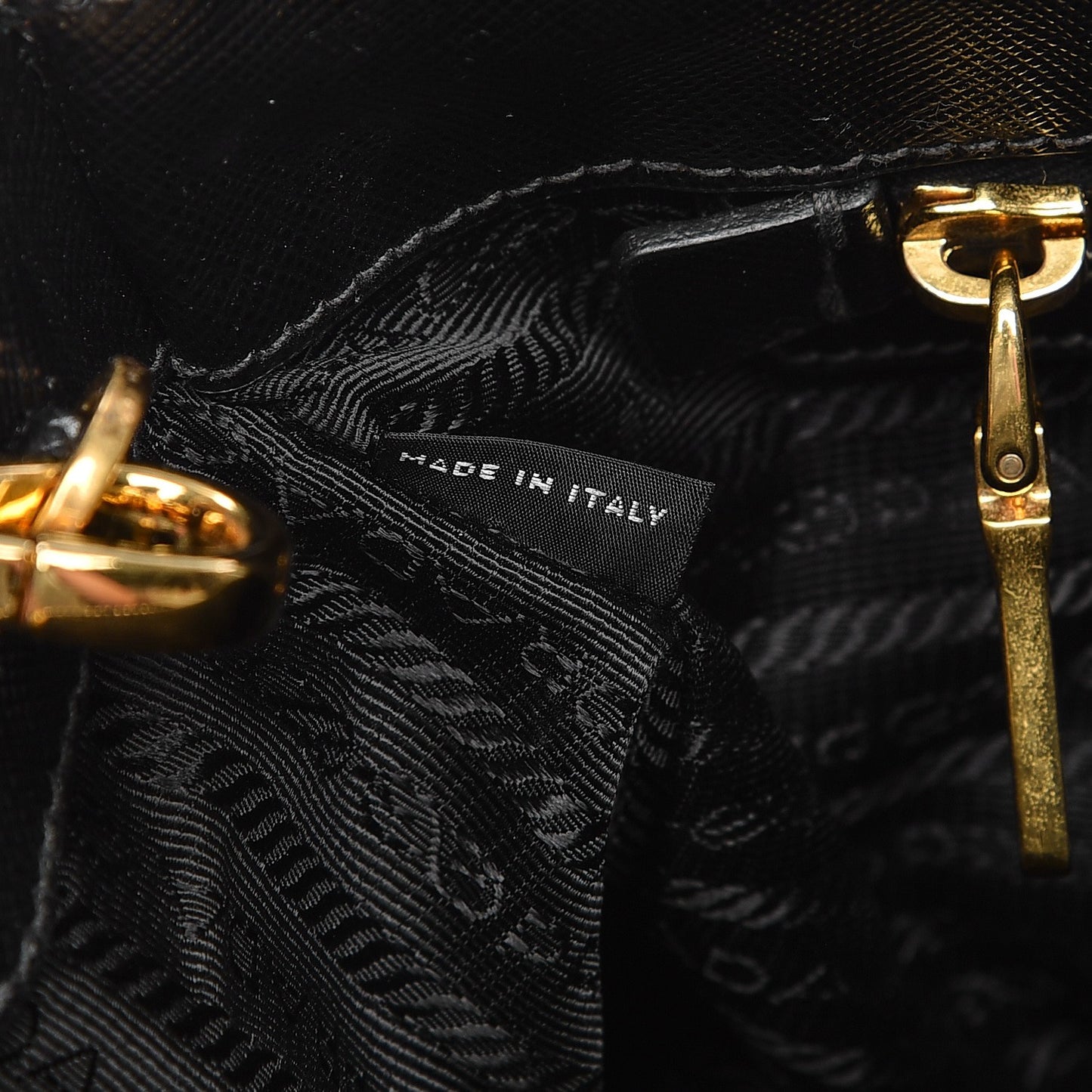 Saffiano Medium Galleria Double Zip Tote Black