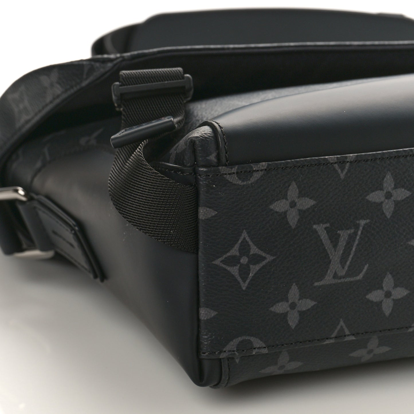 Monogram Eclipse Voyager Messenger MM