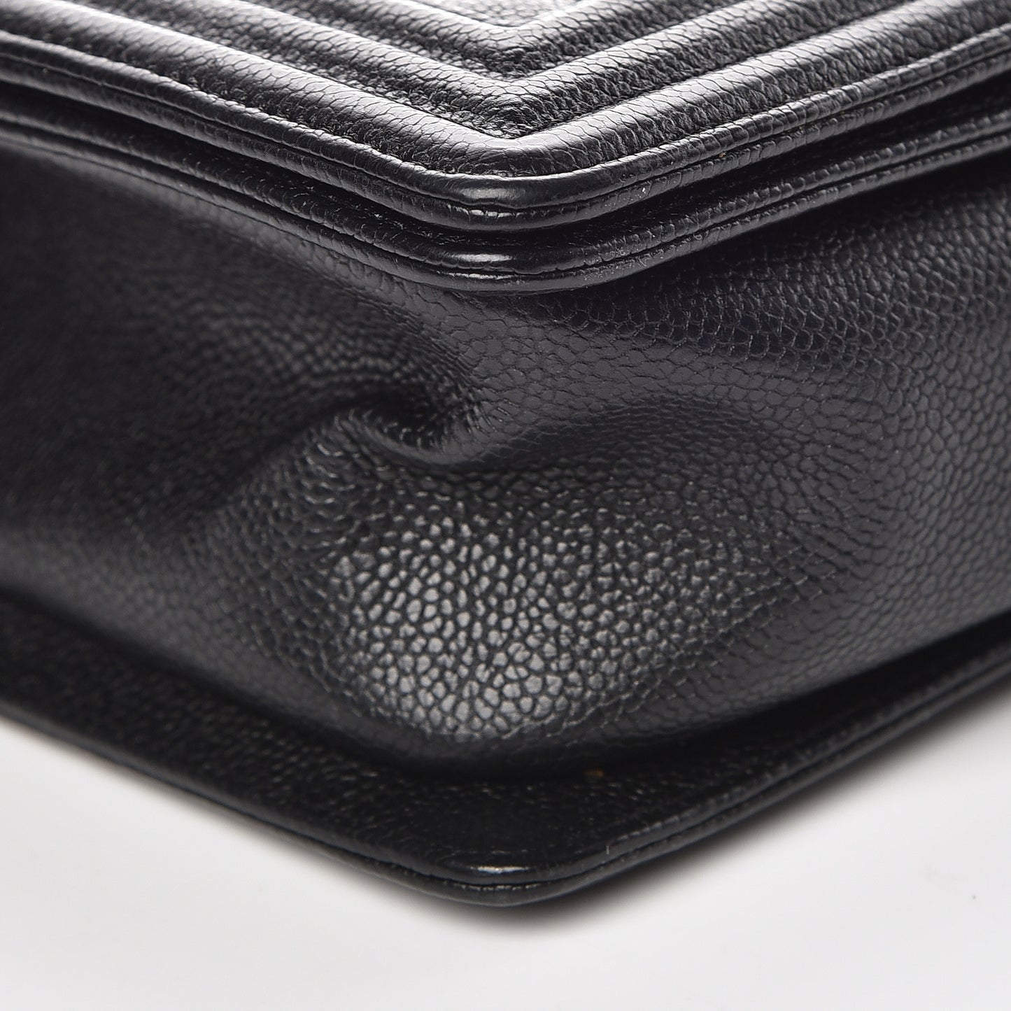Caviar Quilted Medium Boy Flap Black
