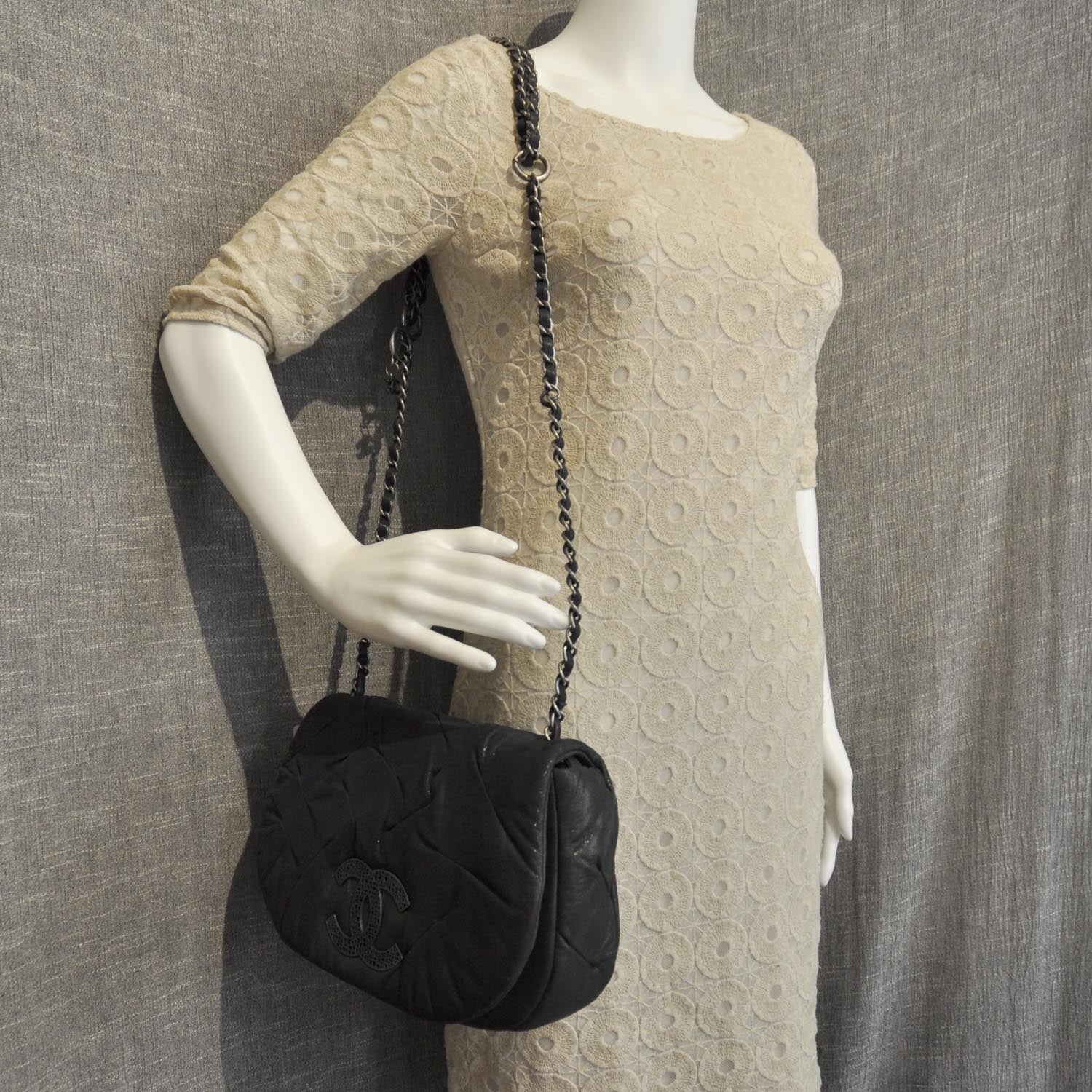 Chanel Iridescent Calfskin Glint Messenger Flap Black 2 of 9