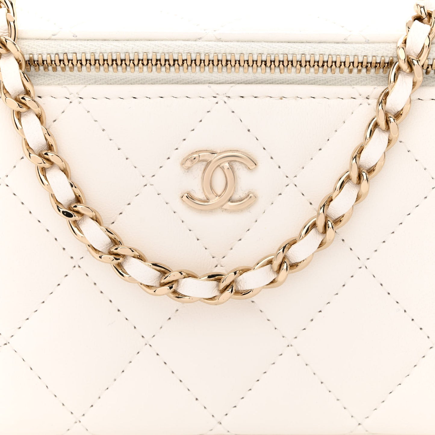 Lambskin Quilted Enamel CC Pearl Crush Small Vanity Case With Chain White