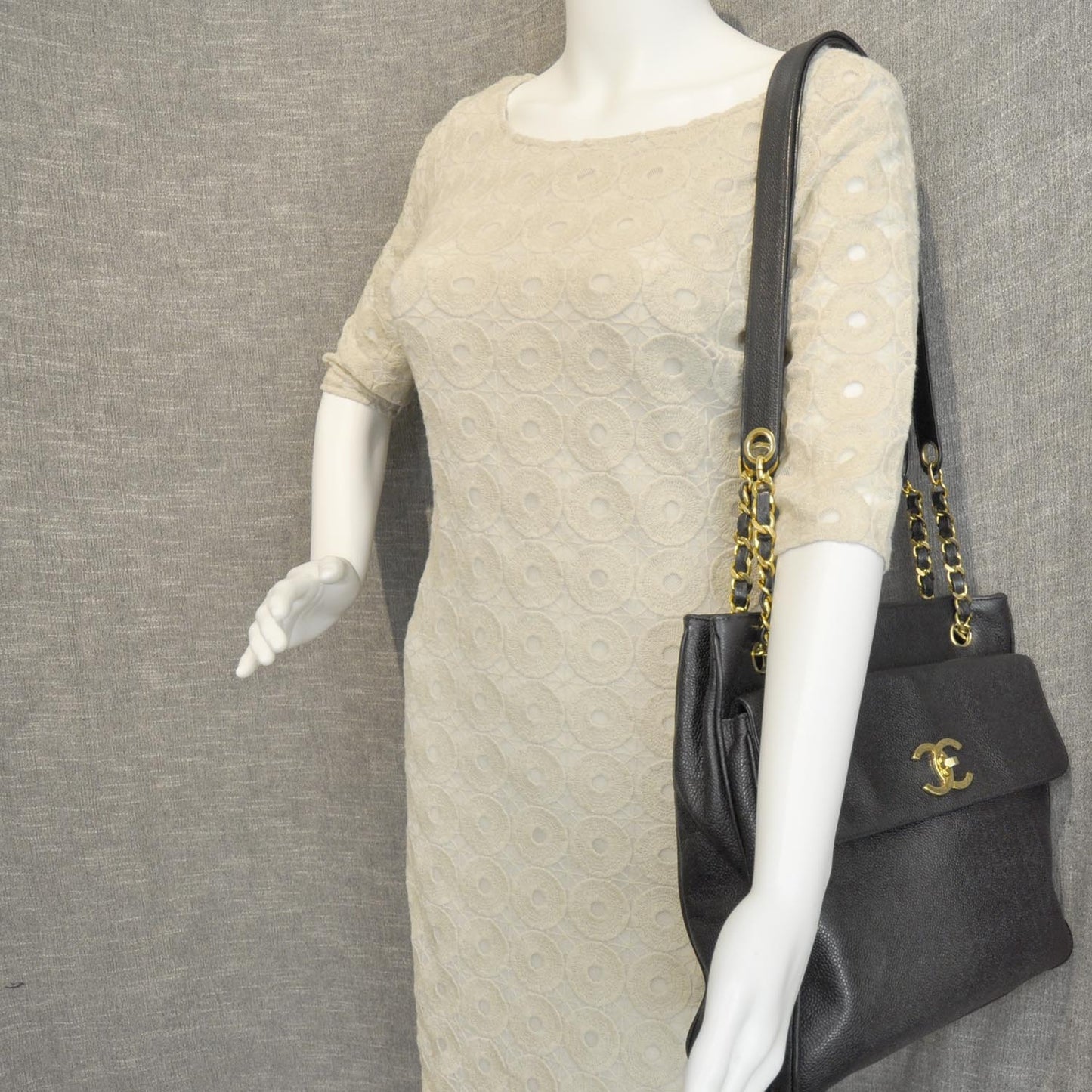 Caviar Shoulder Bag Black